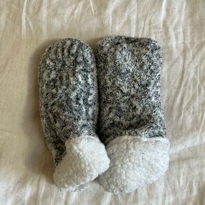 Kids’ slippers